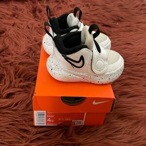 Nike team hustle 11 sz 4c white/black